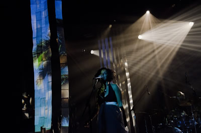 Víde-Cenografia de Anna Turra para Anelis Assumpção